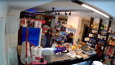 Los rostros de los ladrones fueron captadas por una cámara del negocio asaltado.