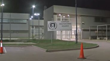 El ingreso al Order, 27 de Febrero al 7800, baleado este lunes por la noche.