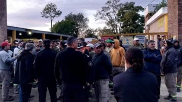 “No debemos un solo salario, esto es un golpe de estado y vienen por la intendencia. Están bancados políticamente”.