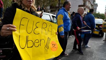 El pedido de los taxistas es que la municipalidad aplique "multas ejemplares" contra los conductores de Uber.