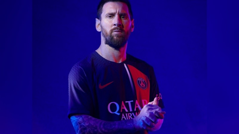 Messi posó con la nueva camiseta del PSG, pero no seguiría en Francia.