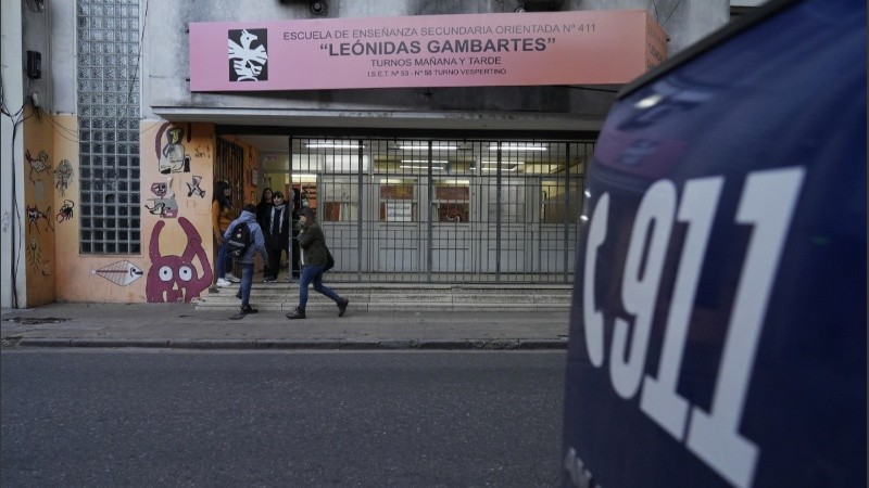 Hoy abrió sus puertas la escuela Leónidas Gambartes con custodia policial.
