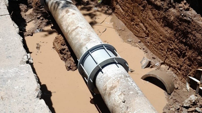 Aguas Santafesinas informó que se encuentra trabajando en la reparación de una cañería distribuidora de agua potable en Biedma al 600.