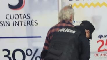 El momento de la detención del sospechoso en un supermercado de Roldán