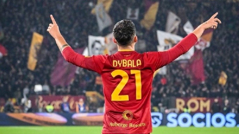 Dybala sorprendió a todos siendo titular y anotó el primer gol de la final. 