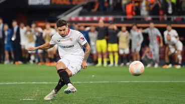 Como en la final del Mundial, Gonzalo Montiel anotó el último disparo para Sevilla.