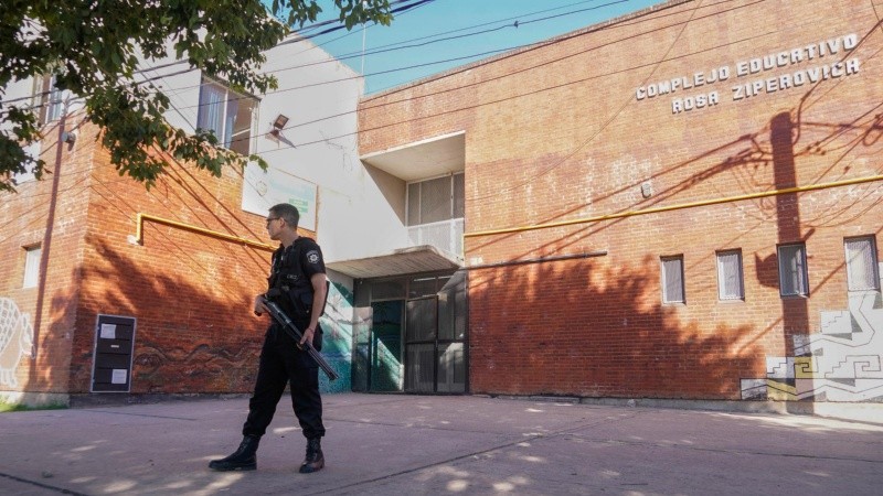 Después del ataque, las escuelas amanecieron con custodia policial. (Alan Monzón/Rosario3)