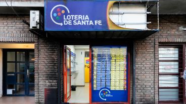 Las llamas avanzaron sobre el frente y afectaron también el cartel de la agencia. (Ana Isla / Rosario3)