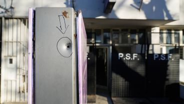 Este año las comisarías fueron valladas luego de balaceras y ataques incendiarios.