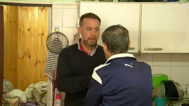 El periodista Pedro Levy (El Tres) entrevista a la víctima que tiene miedo de mostrar su rostro.