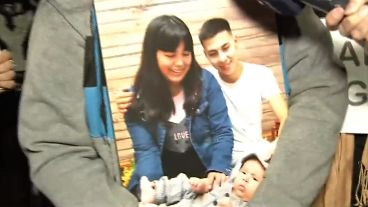 La novia mostró una foto de la familia que le destrozaron.