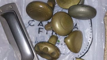 Las cerraduras que llevaba el detenido en una bolsa.