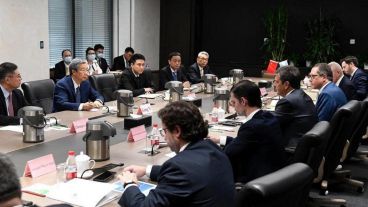 Dos de las empresas que ya firmaron el traspaso de los compromisos a yuanes son Newsan y Mirgor.