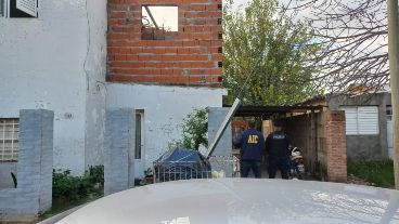 El allanamiento donde secuestraron el 308 en la mira de los detectives.