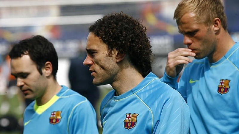 Milito junto a Iniesta durante un entrenamiento del Barcelona, en su época como compañeros.