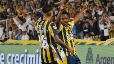 El colombiano Campaz convirtió el segundo gol canalla.