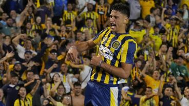 Véliz celebra su gol en el primer tiempo ante Instituto.