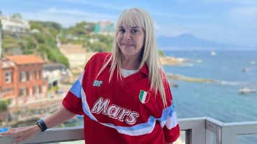 Claudia y se regreso a la ciudad en la que vivió momentos de gloria con Maradona.