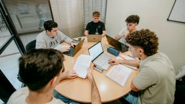 Está especialmente destinada a quienes se encuentran cursando el último año de la educación secundaria