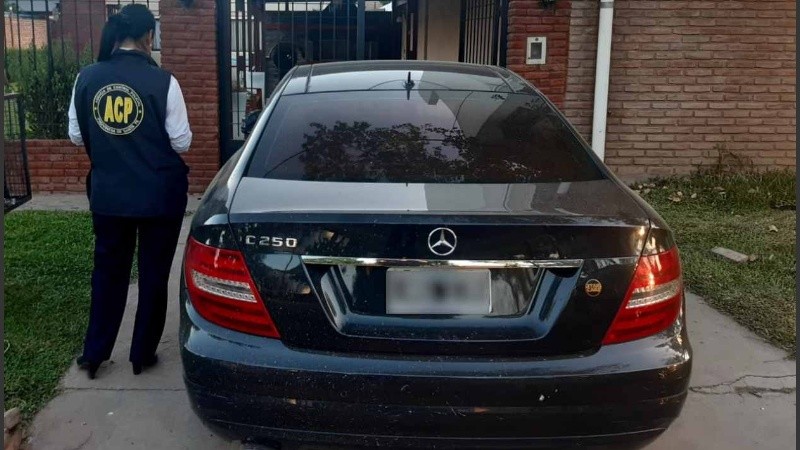 Un Mercedes Benz Kompressor C250 secuestrado a un empresario imputado por estafa fue hallado en la casa de un comisario imputado por abuso.