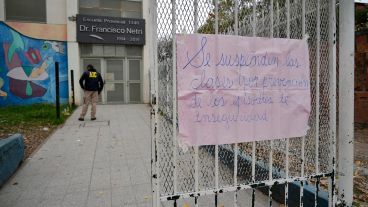 El cartel que colocaron en la puerta de la escuela.