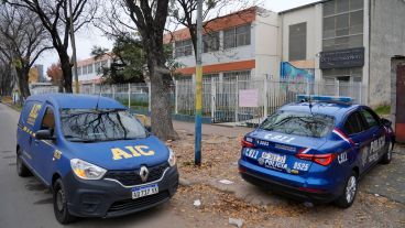 La Policía y la AIC en la puerta de la escuela baleada.