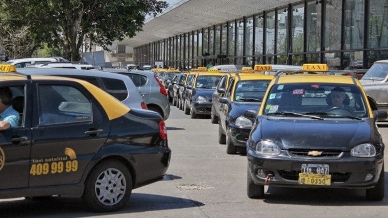 Taxis: será obligatorio que cuenten con aplicaciones para viajes