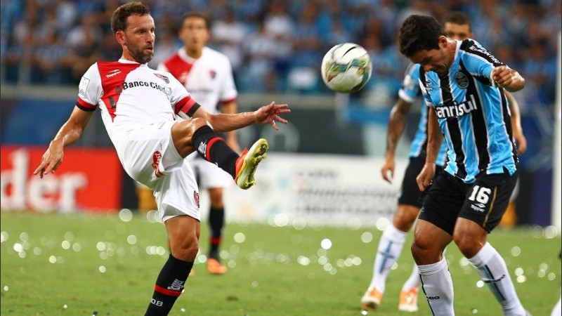 Lucas Bernardi en acción en el duelo de Newell's con Gremio por la Libertadores 2014.