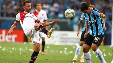 Lucas Bernardi en acción en el duelo de Newell's con Gremio por la Libertadores 2014.