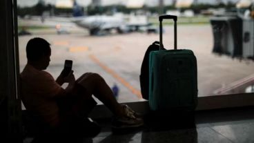 Vuelos cancelados y miles de pasajeros afectados por las restricciones para conseguir dólares.