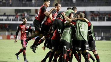 La Lepra metió un triunfazo en la casa de Santos.