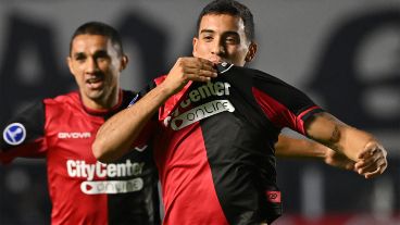 Marcos Portillo entró para hacer historia con su golazo.