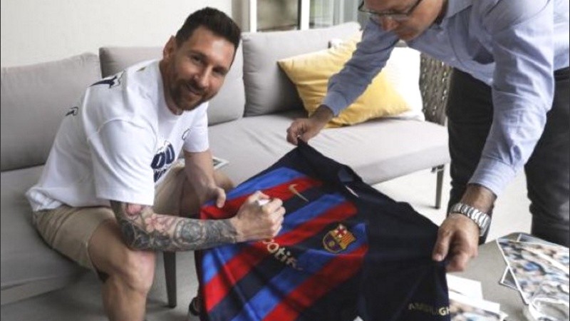 Messi firmó una camiseta del Barsa y contó que no quería otro club en Europa. 