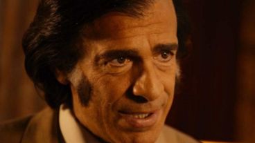 El actor Leonardo Sbaraglia en el rol del expresidente Carlos Menem.