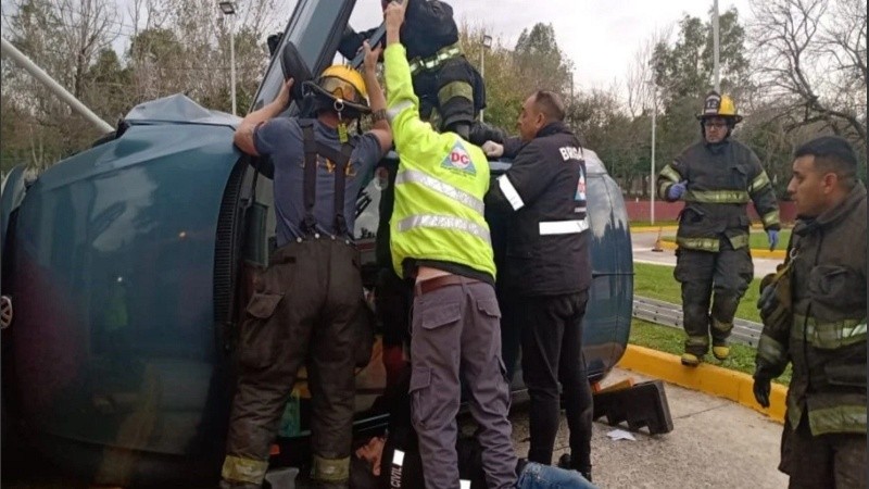 El momento en que los bomberos rescataron a la conductora. 
