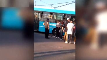 Cerca del final del recorrido de la línea 140, el chofer tuvo que ser atendido.