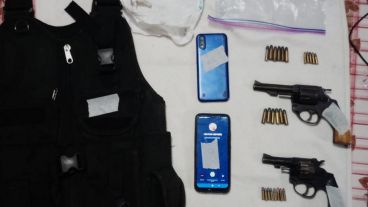 En los procedimientos secuestraron armas, municiones y estupefacientes.
