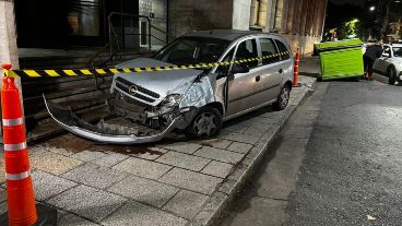 Así quedó destrozada la trompa del auto frente a Tribunales.