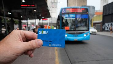 La tarjeta se implementará desde este lunes en los colectivos urbanos.