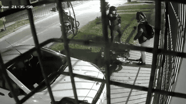 El momento en el que el delincuente apunta con el arma a la víctima.