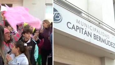 La escuela está ubicada frente a la Municipalidad de Capitán Bermúdez.