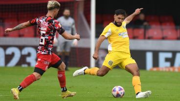 El defensor Facundo Mallo despeja una pelota en la primera parte.