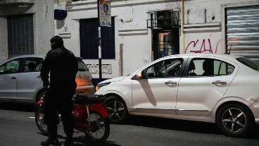 La policía levantó la moto, mientras el auto involucrado en el choque se ve detrás
