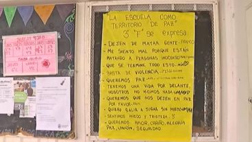 Son chicos de entre siete y ocho años que luego pegaron el afiche en la puerta del colegio.