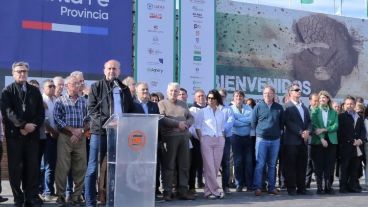 Inauguración de Agroactiva. El justicialismo, todo apretado en escenario, pero no unidos