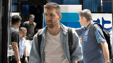 El rosarino llegó a China y el jueves será titular en el amistoso ante Australia.