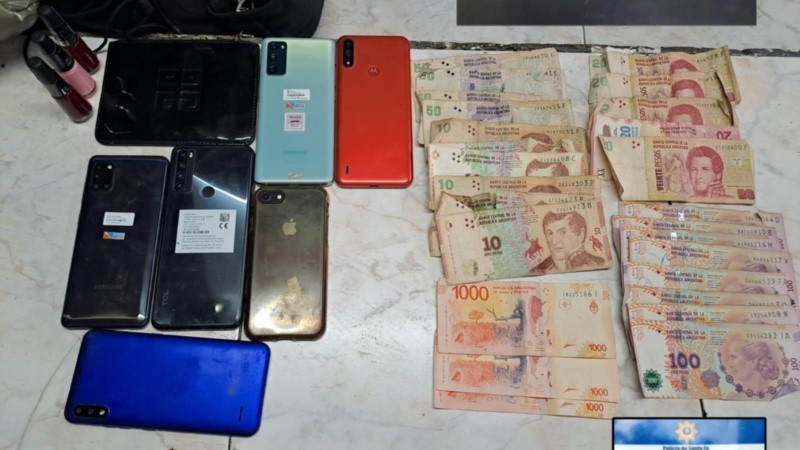 Los elementos encontrados en poder de la mujer detenida este sábado en Córdoba y Corrientes.