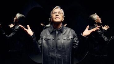 A los 80 años, Caetano Veloso asume la síntesis única entre tradición y modernidad.
