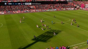 El instante de la discordia: Sordo pica al vacío y recibe el pase de Ferreira, mientas Aguirre se prepara para encarar hacia el área.