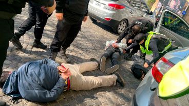 Los delincuentes fueron retenidos por vecinos.